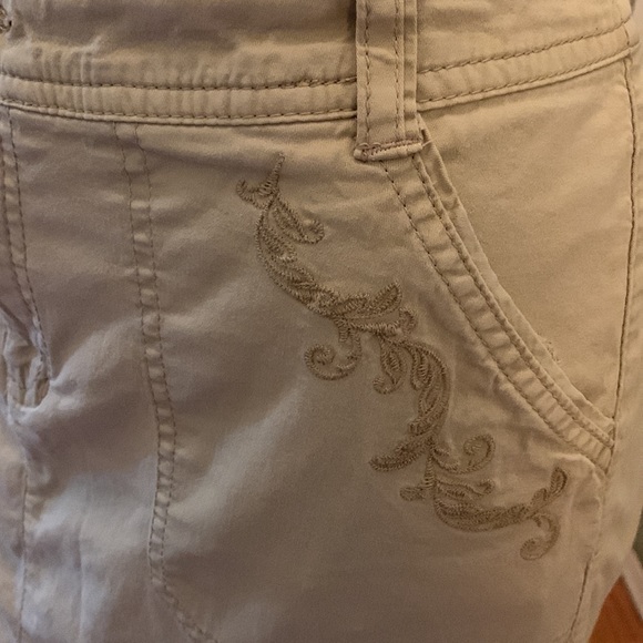 Croft & Barrow Embroidered Scort - Picture 2 of 9